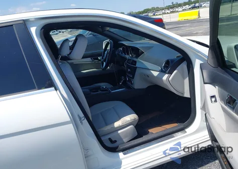 2013 Mercedes-Benz C 250 Luxury/Sport из США, поврежденный, VIN WDDGF4HB8DR267050